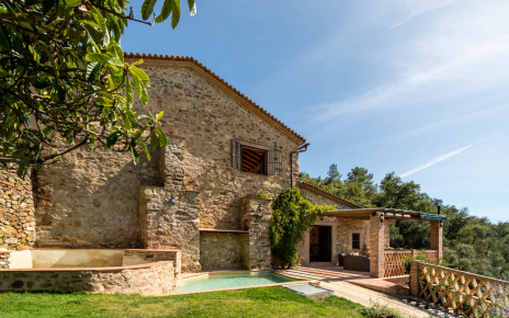 Entrada principal a tu propiedad con piscina de chapoteo